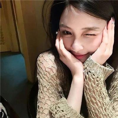 蓝色嘴巴的脸