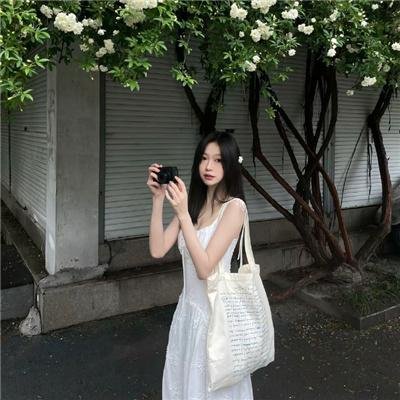 向天真的女生投降
